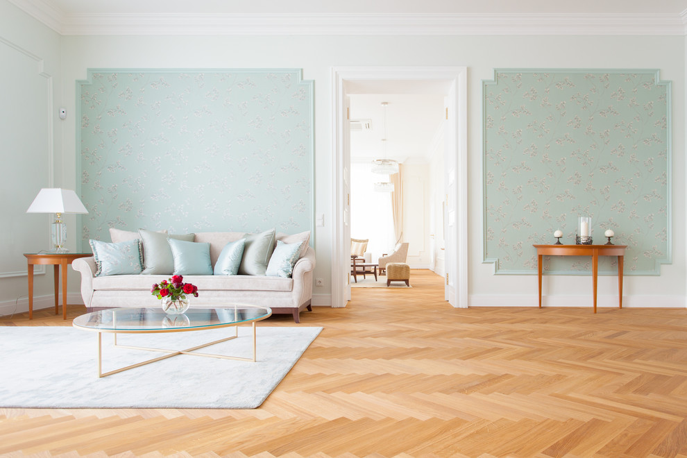 Großes, Repräsentatives, Fernseherloses, Abgetrenntes Klassisches Wohnzimmer ohne Kamin mit grüner Wandfarbe und braunem Holzboden in Sonstige