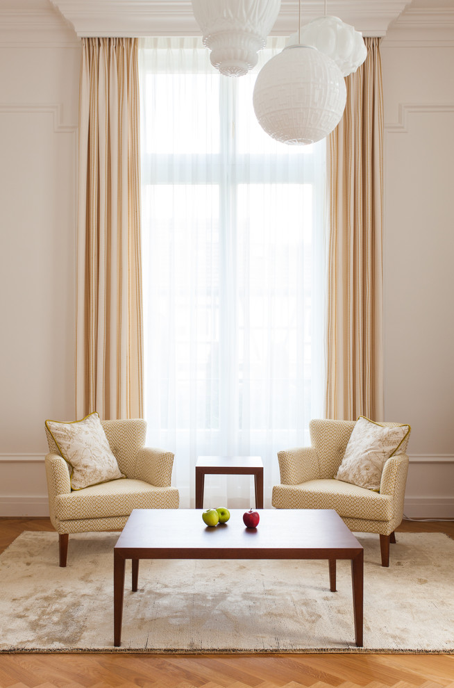 Стильный дизайн: маленькая парадная гостиная комната в современном стиле с белыми стенами, светлым паркетным полом и красивыми шторами без телевизора, камина для на участке и в саду - последний тренд