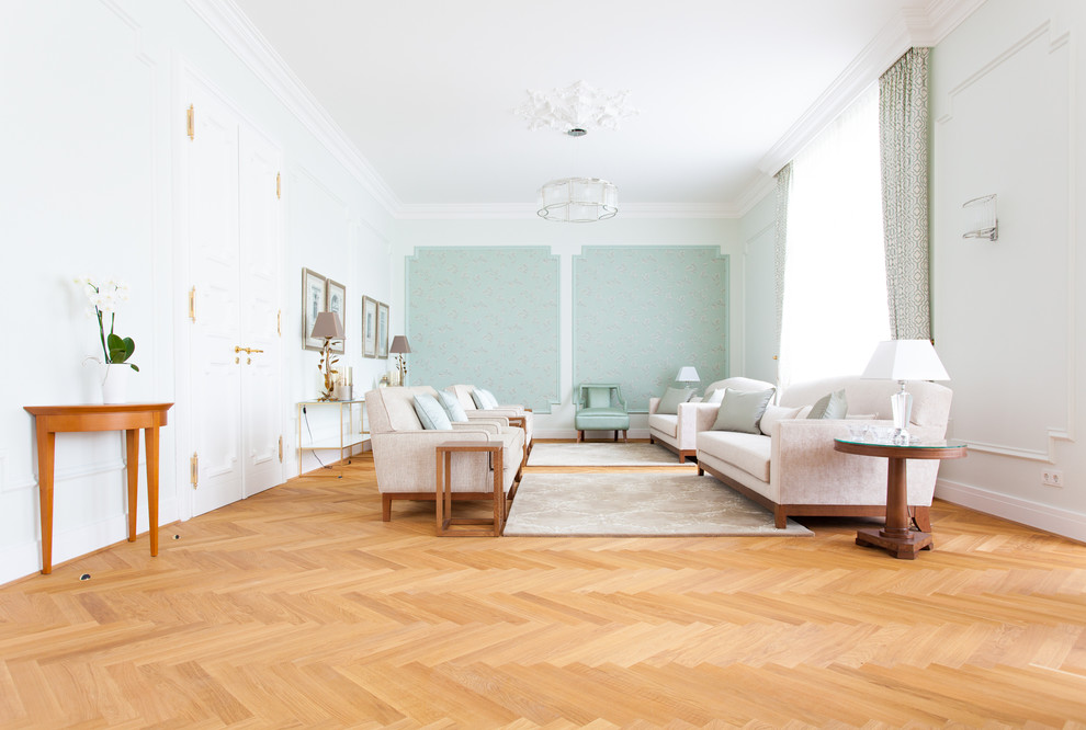 Idées déco pour un grand salon classique fermé avec une salle de réception, un mur vert, un sol en bois brun et aucun téléviseur.