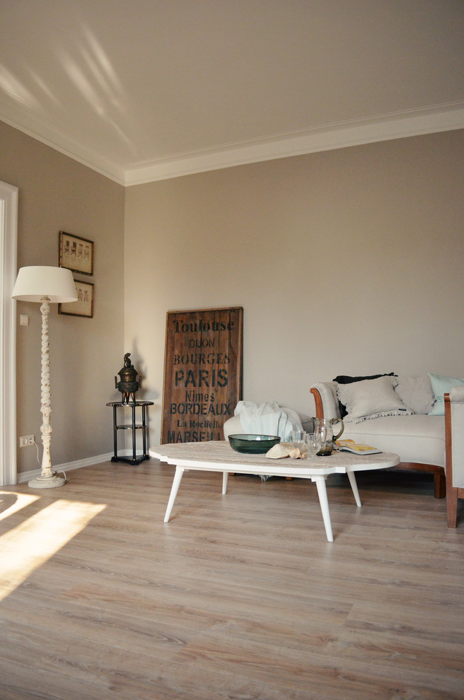 Idées déco pour un salon classique de taille moyenne et fermé avec un mur gris et un sol en bois brun.
