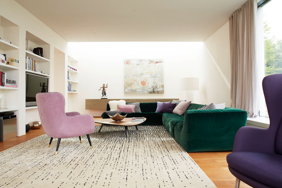 Modernes Wohnzimmer mit weißer Wandfarbe, braunem Holzboden und TV-Wand in Stuttgart