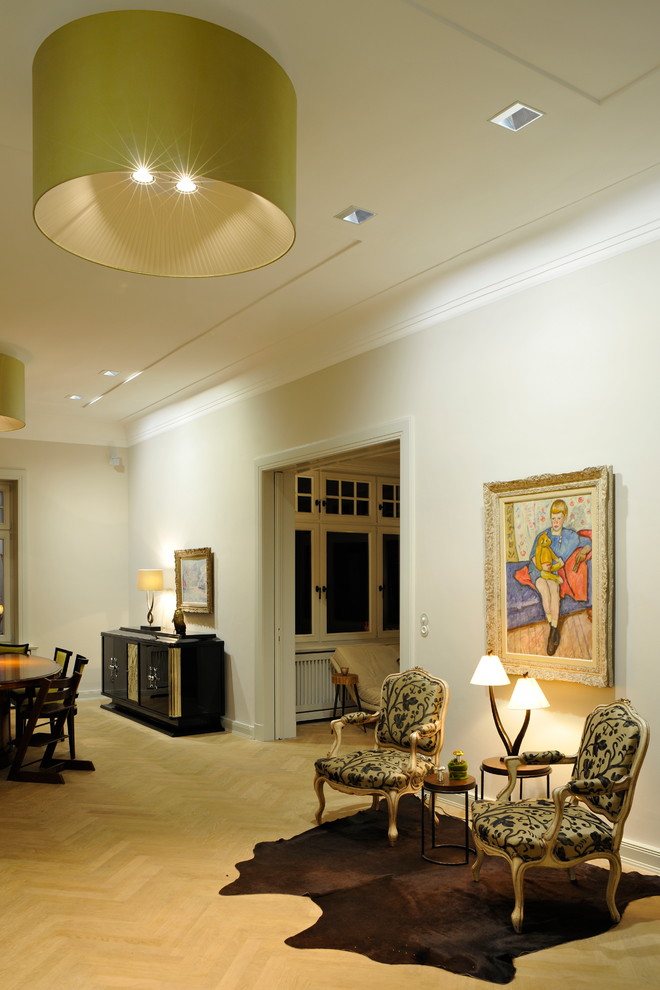 Пример оригинального дизайна: парадная, открытая гостиная комната в современном стиле с бежевыми стенами и светлым паркетным полом