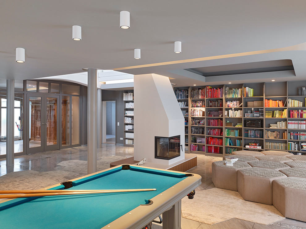 Стильный дизайн: огромная открытая гостиная комната в современном стиле с серыми стенами и бильярдным столом - последний тренд