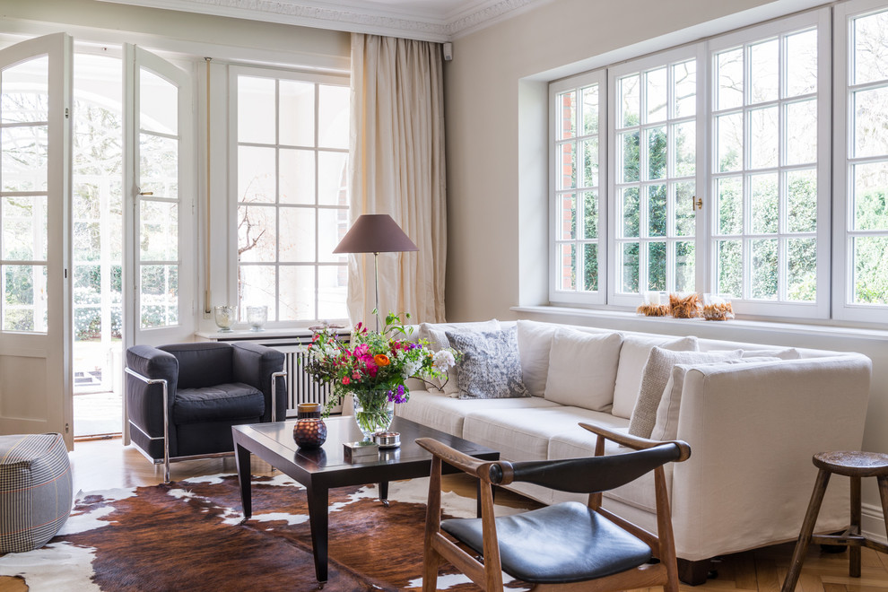 Inspiration pour un salon traditionnel de taille moyenne et fermé avec un mur beige, un sol en bois brun, aucune cheminée, aucun téléviseur et un sol marron.