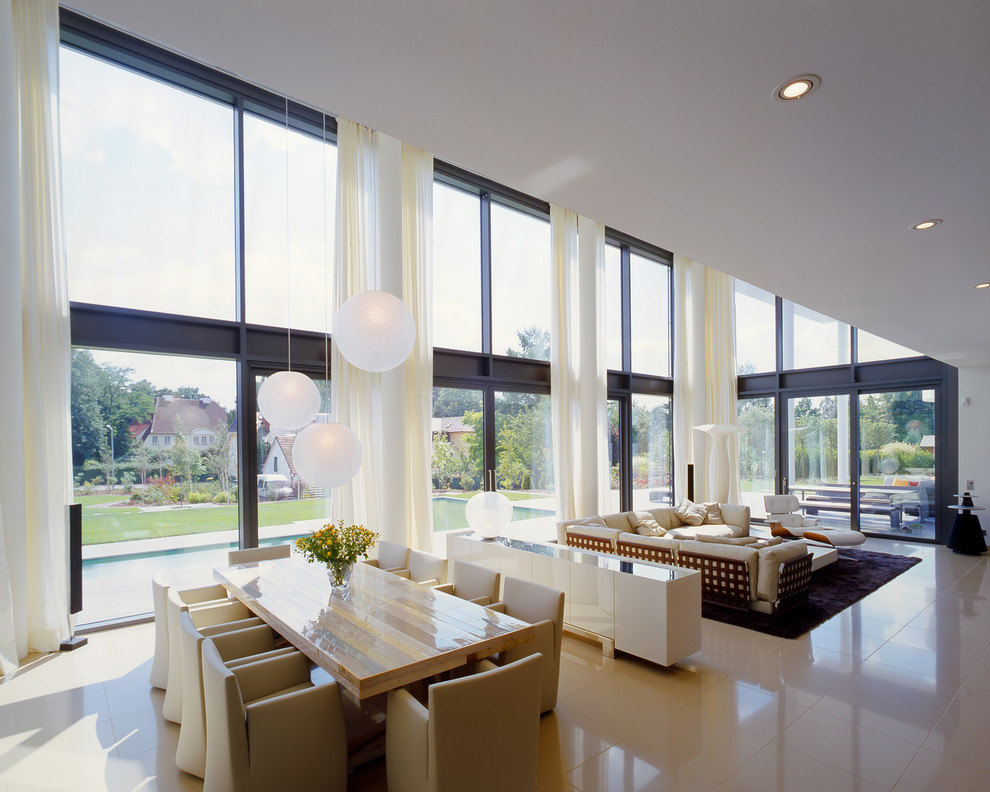 Источник вдохновения для домашнего уюта: огромная открытая гостиная комната в современном стиле с белыми стенами