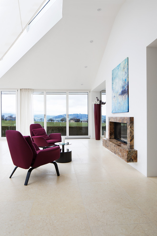 Imagen de sala de estar abierta contemporánea de tamaño medio sin televisor con paredes blancas, suelo de piedra caliza, chimenea lineal y marco de chimenea de piedra