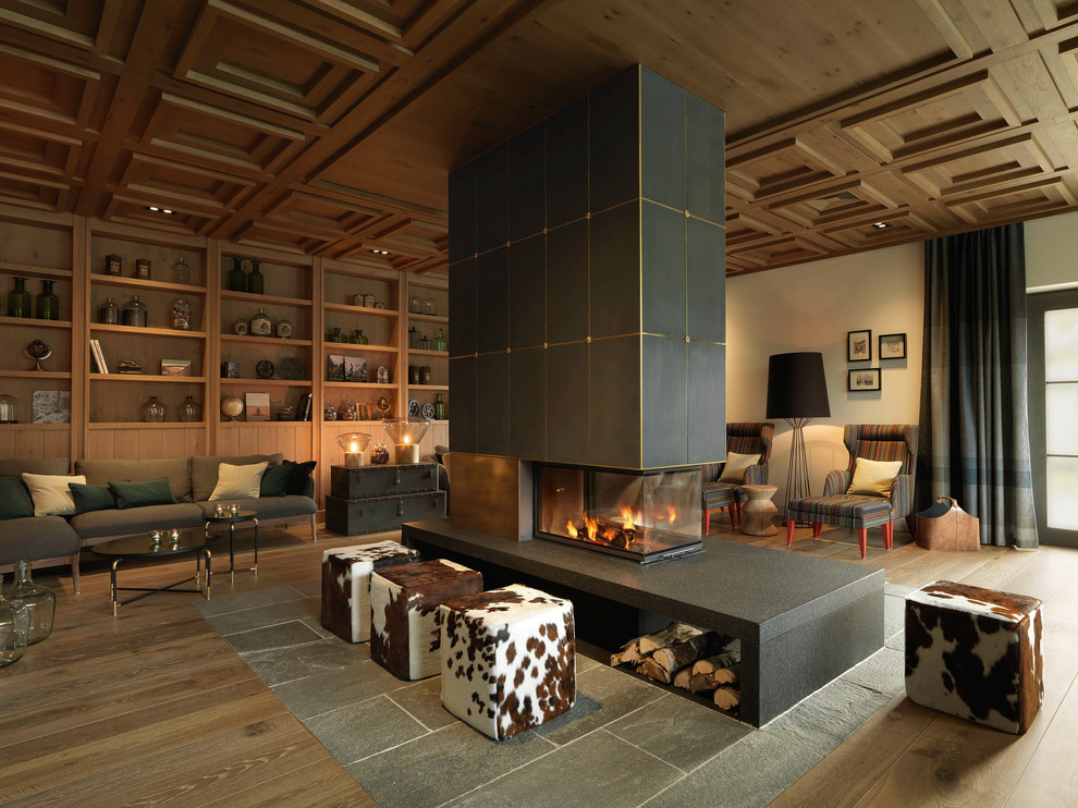 Großes Klassisches Wohnzimmer mit braunem Holzboden und braunem Boden in Sonstige