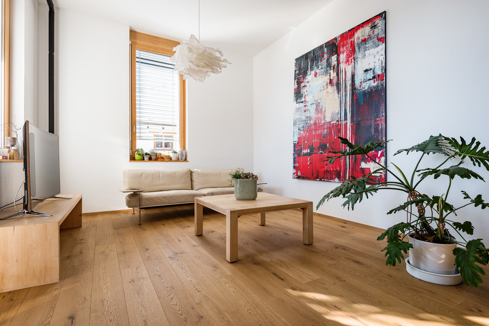 Idee per un grande soggiorno tradizionale con pavimento in legno massello medio e pavimento marrone