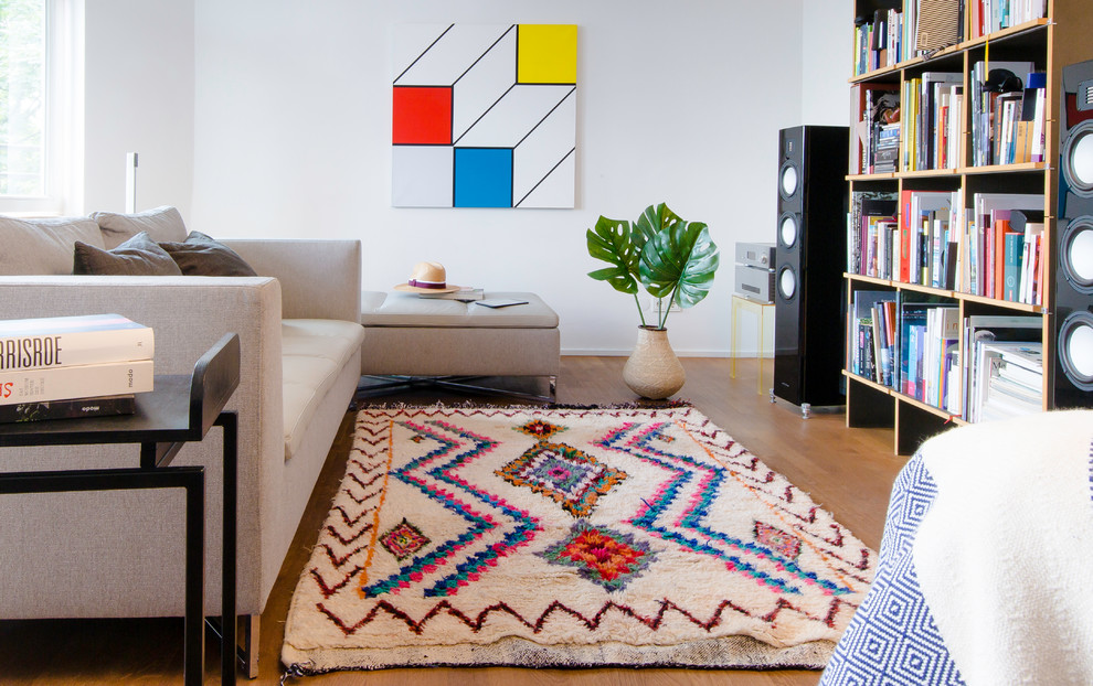 Mittelgroßes Nordisches Wohnzimmer mit weißer Wandfarbe, braunem Holzboden und braunem Boden in München
