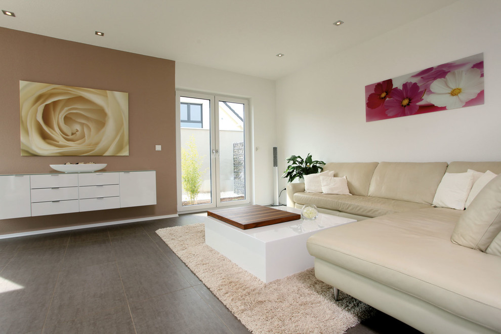 Стильный дизайн: открытая гостиная комната в современном стиле с белыми стенами и коричневым полом - последний тренд