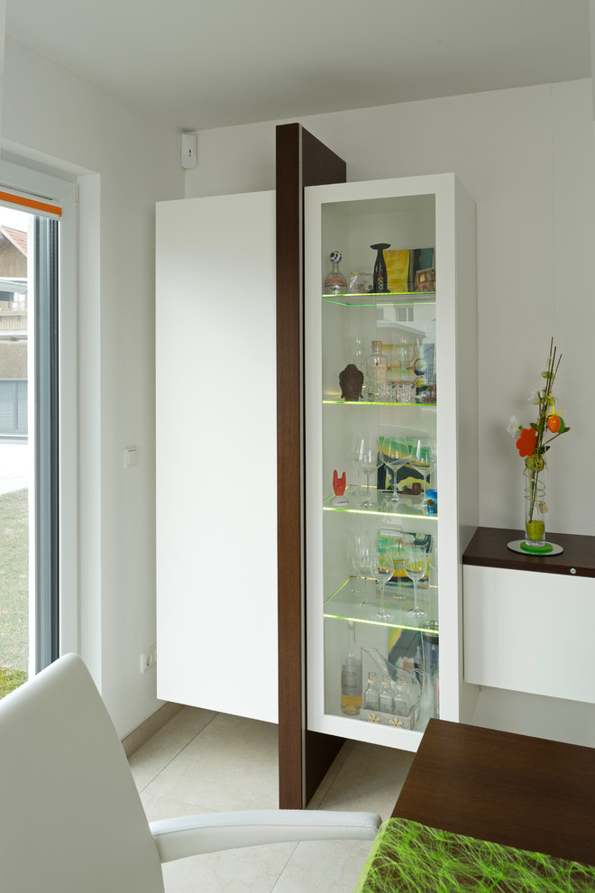 Mittelgroßes, Offenes Modernes Wohnzimmer mit weißer Wandfarbe, Keramikboden, beigem Boden, Hausbar und TV-Wand in München