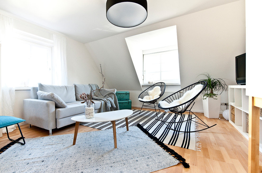 Пример оригинального дизайна: гостиная комната в скандинавском стиле с коричневым полом