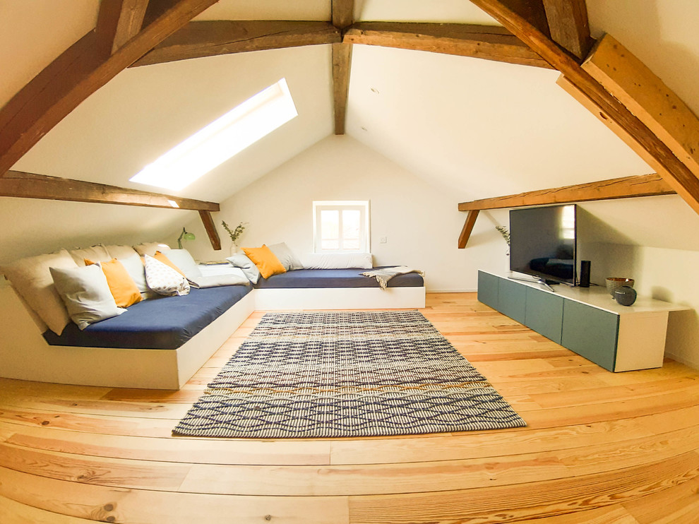 Стильный дизайн: гостиная комната в скандинавском стиле с паркетным полом среднего тона - последний тренд