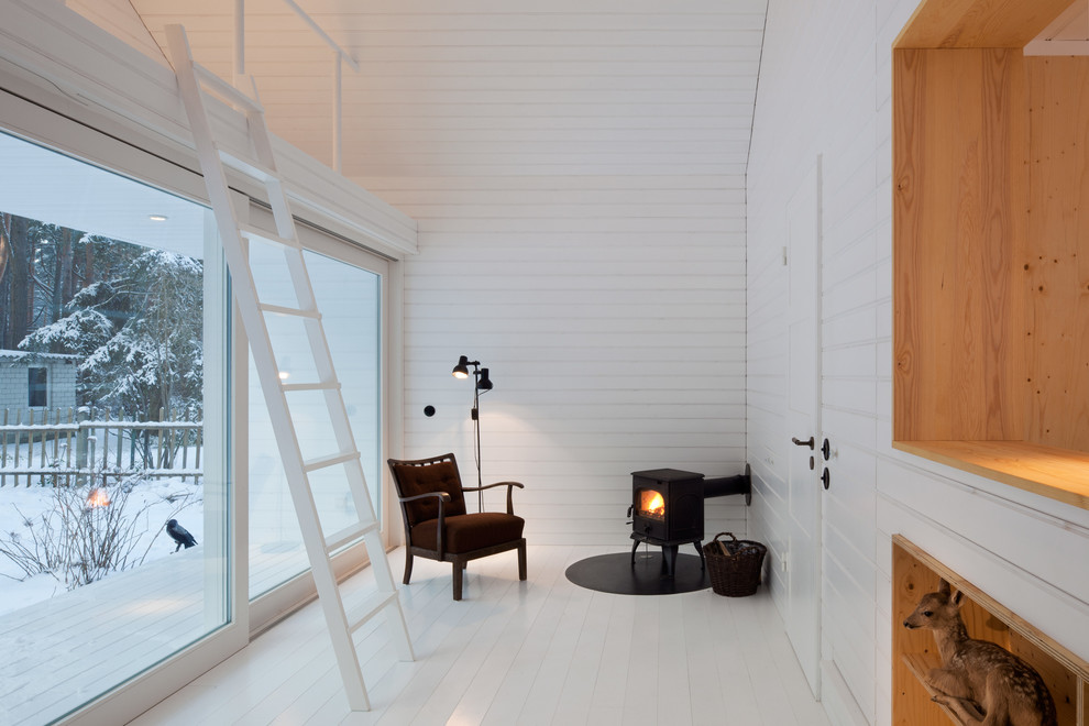 Inspiration för ett litet funkis vardagsrum, med vita väggar, målat trägolv och en öppen vedspis