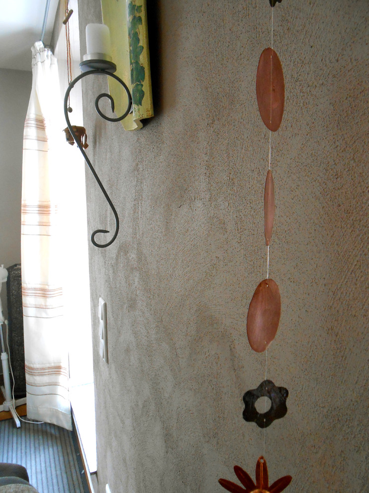 エッセンにある低価格の中くらいな地中海スタイルのおしゃれなLDK (ミュージックルーム、茶色い壁、淡色無垢フローリング、埋込式メディアウォール、茶色い床) の写真