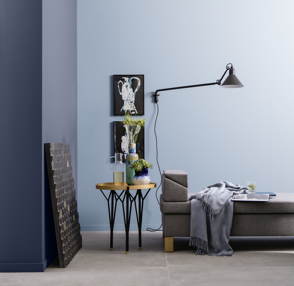 Diseño de sala de estar contemporánea con paredes azules