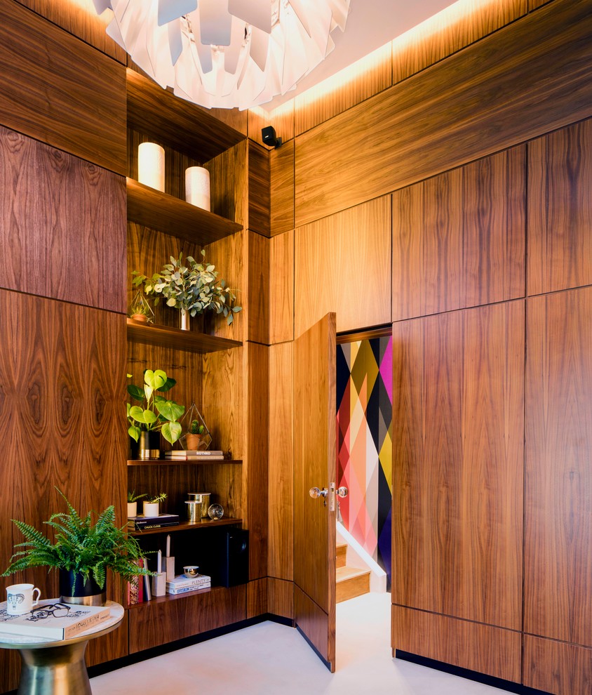 Cette photo montre un salon rétro de taille moyenne avec une salle de réception, sol en béton ciré, une cheminée ribbon, un manteau de cheminée en métal et un sol gris.