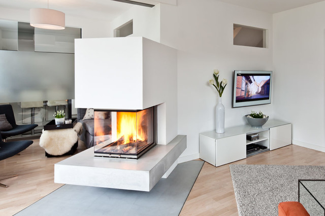 weißer Kamin im Wohnraum - Modern - Wohnzimmer - Köln - von Pomp