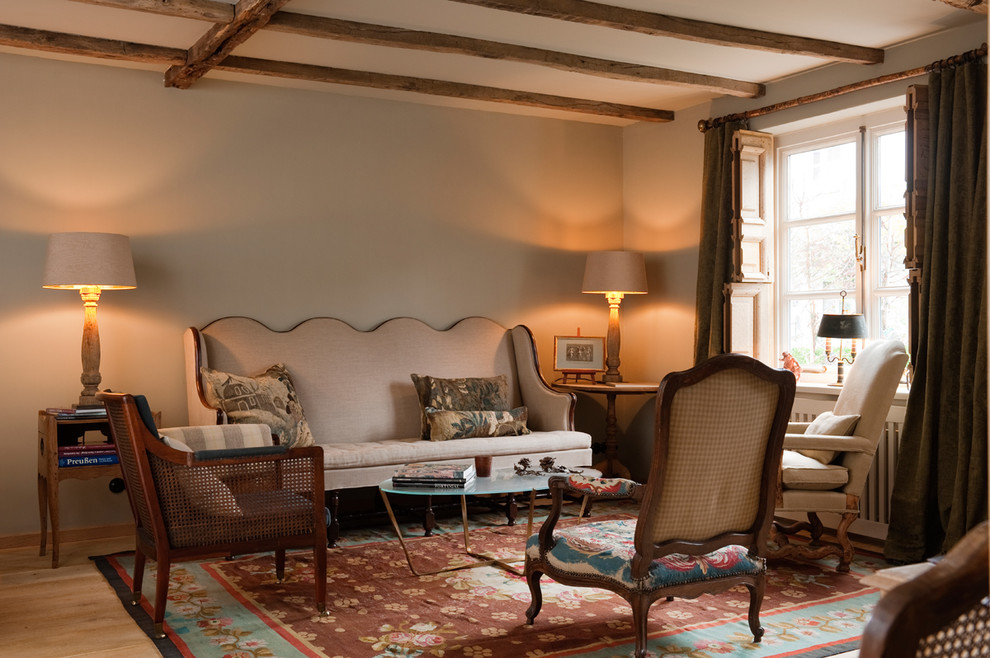 Inspiration för ett mellanstort vintage separat vardagsrum, med ett finrum, beige väggar och mellanmörkt trägolv