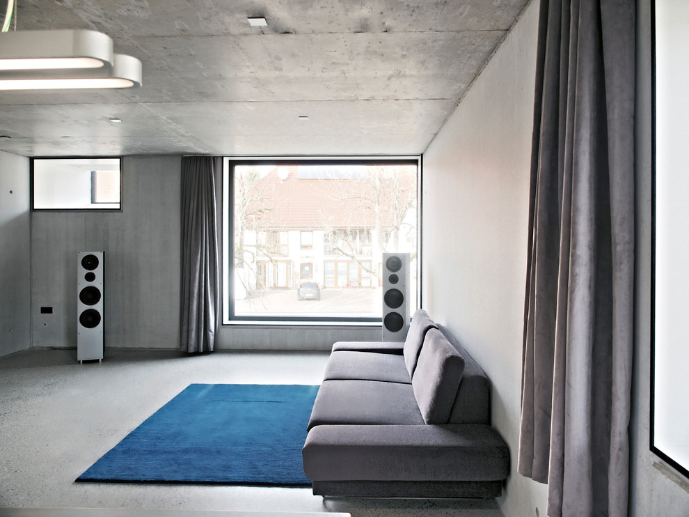 На фото: изолированная гостиная комната среднего размера в стиле лофт с музыкальной комнатой, серыми стенами и бетонным полом