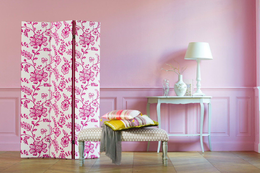 Klassisches Wohnzimmer ohne Kamin mit rosa Wandfarbe und hellem Holzboden in Dortmund
