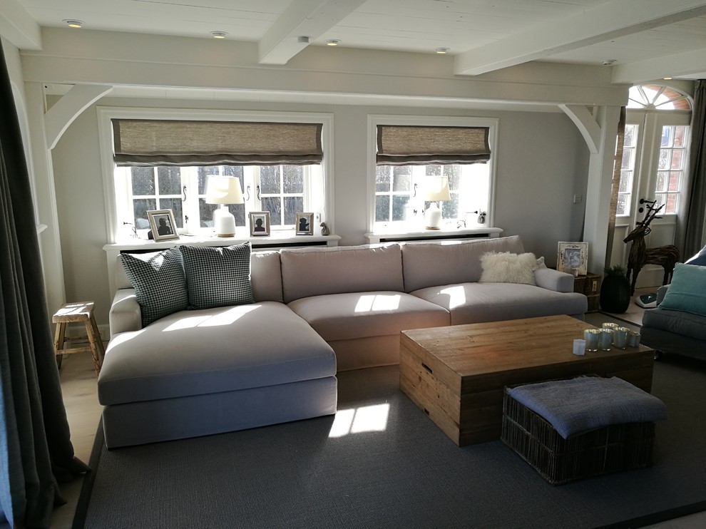 На фото: изолированная гостиная комната среднего размера в стиле кантри с серыми стенами, паркетным полом среднего тона и коричневым полом без камина с
