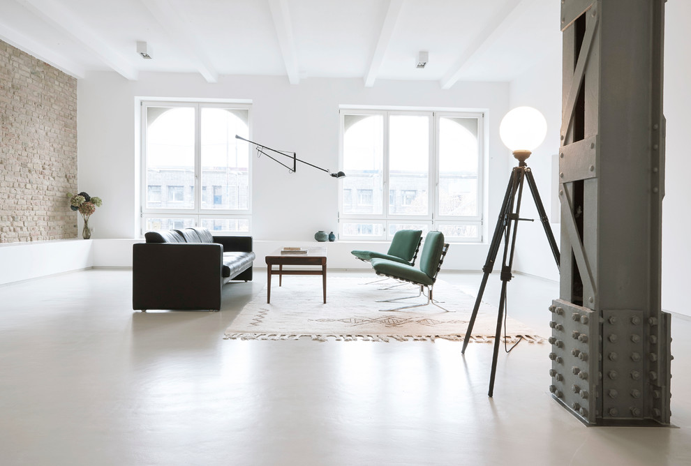 Fernseherloses, Großes, Repräsentatives Skandinavisches Wohnzimmer ohne Kamin mit weißer Wandfarbe, weißem Boden und Steinwänden in Berlin