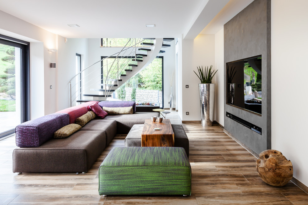 Offenes, Großes, Repräsentatives Modernes Wohnzimmer mit weißer Wandfarbe, dunklem Holzboden und Multimediawand in Essen