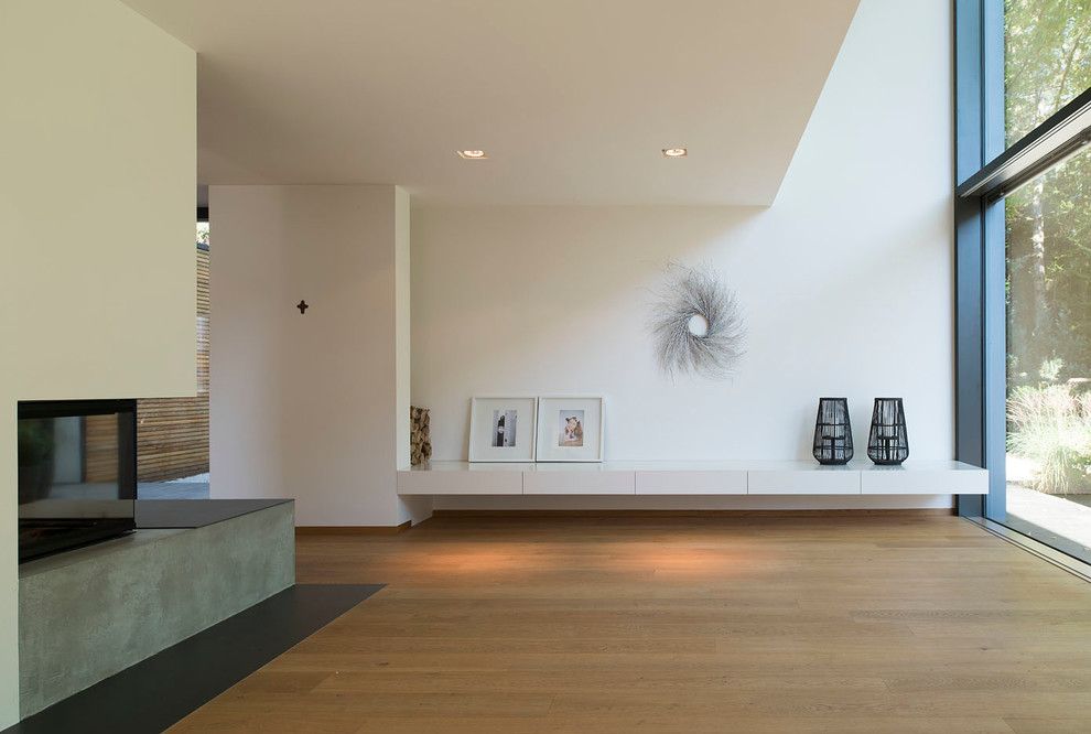 Living room - contemporary living room idea in Munich