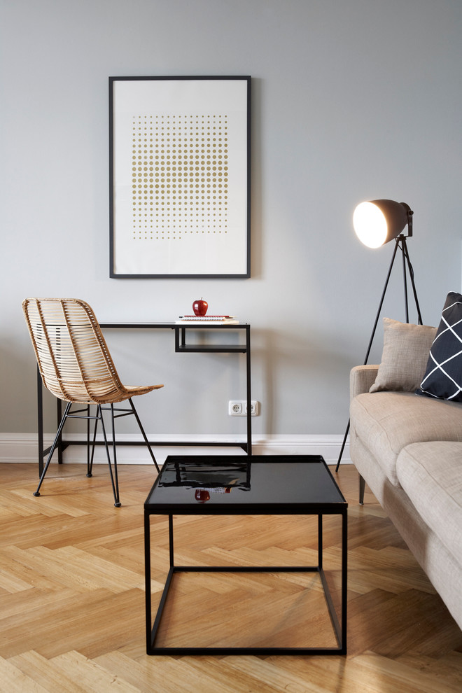 Пример оригинального дизайна: гостиная комната:: освещение в скандинавском стиле с серыми стенами и светлым паркетным полом