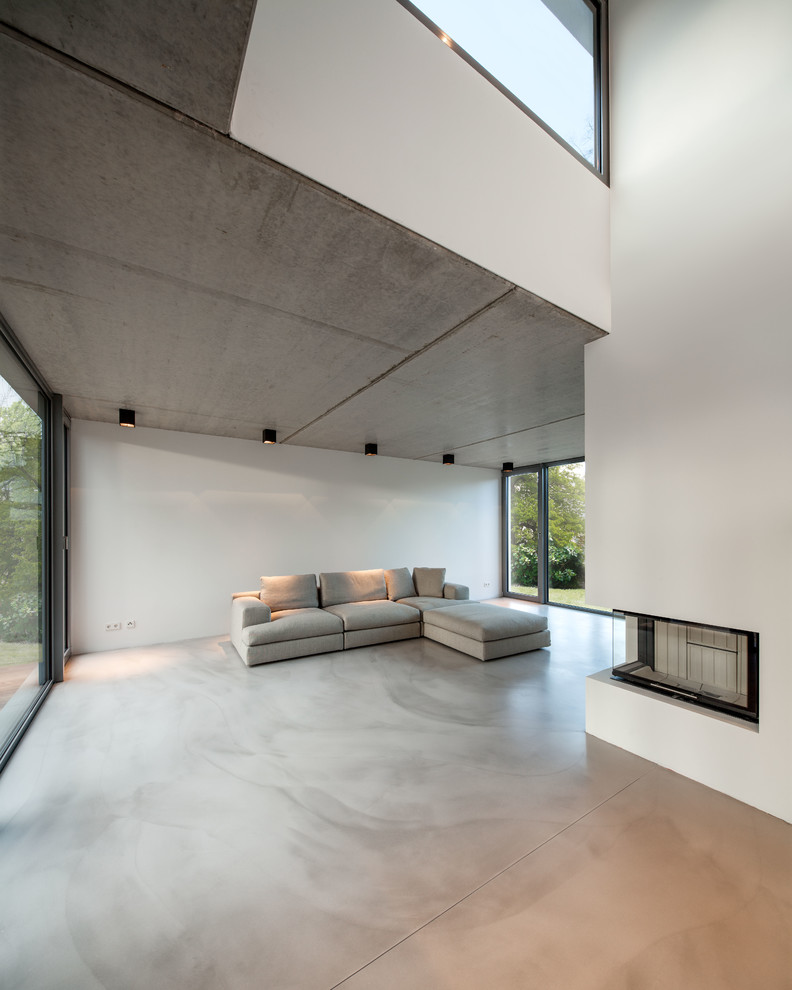 Источник вдохновения для домашнего уюта: большая открытая гостиная комната в стиле модернизм с угловым камином и фасадом камина из штукатурки