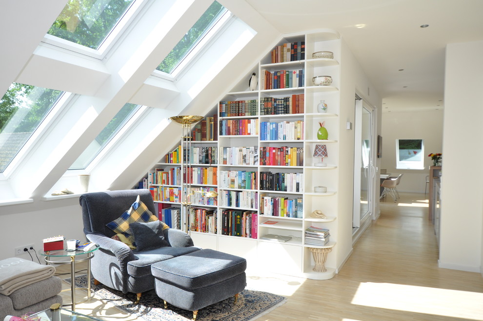 Cette image montre un salon traditionnel ouvert avec une bibliothèque ou un coin lecture, aucune cheminée et aucun téléviseur.