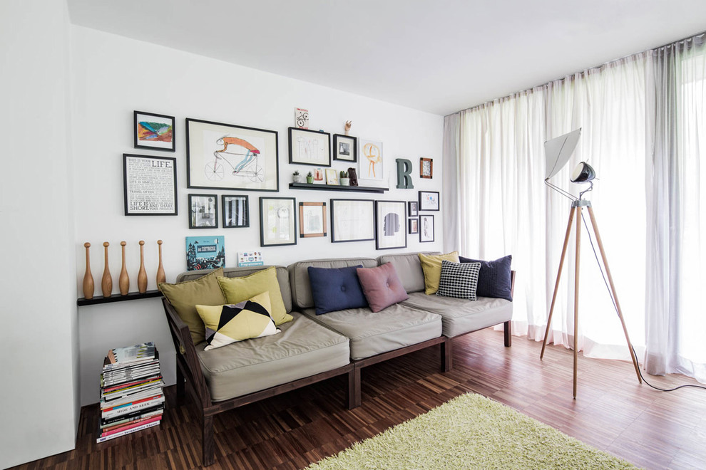 Imagen de sala de estar abierta nórdica de tamaño medio con paredes blancas