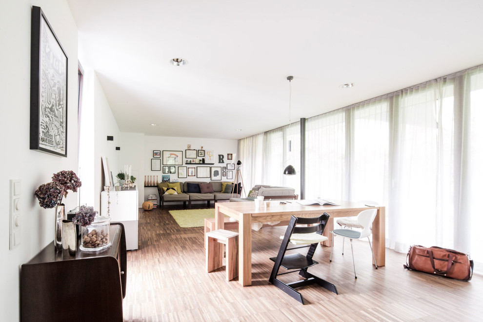 Immagine di un soggiorno scandinavo di medie dimensioni e aperto con pareti bianche e parete attrezzata
