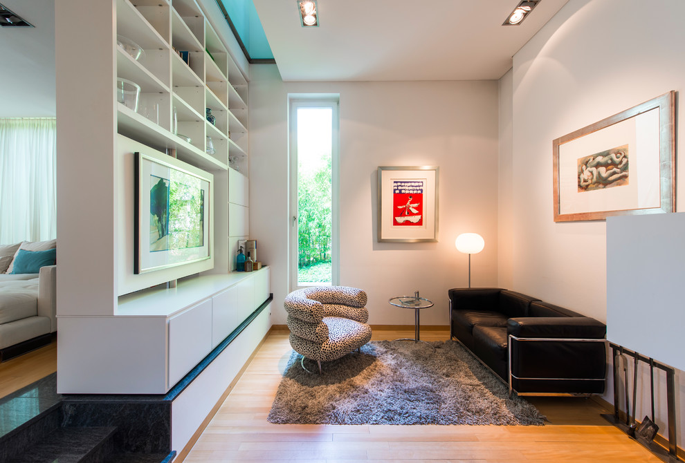 Modelo de sala de estar abierta contemporánea pequeña con paredes blancas y suelo de madera clara