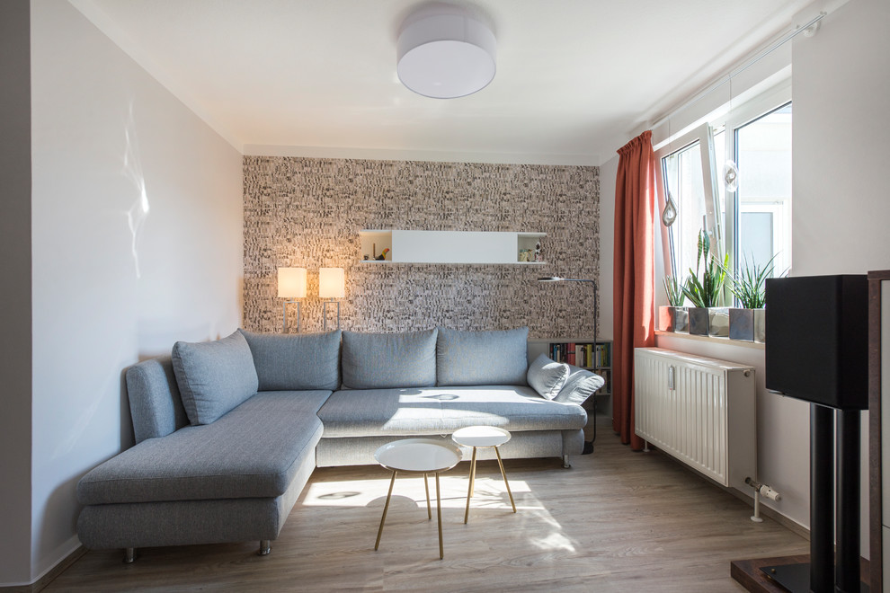 Kleines, Abgetrenntes Modernes Wohnzimmer ohne Kamin mit grauer Wandfarbe, hellem Holzboden und beigem Boden in Nürnberg