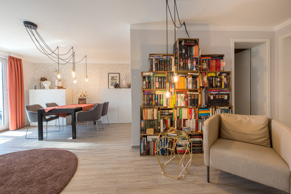 Mittelgroße, Offene Moderne Bibliothek ohne Kamin mit grauer Wandfarbe, hellem Holzboden und beigem Boden in Nürnberg