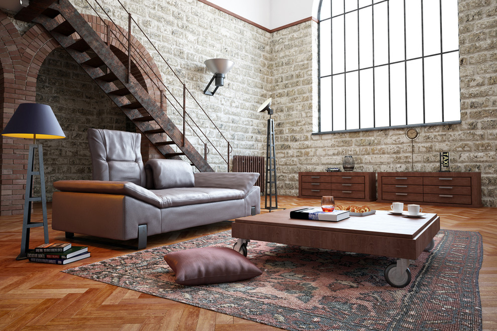 Großes, Fernseherloses Industrial Wohnzimmer ohne Kamin mit weißer Wandfarbe und braunem Holzboden in Nürnberg