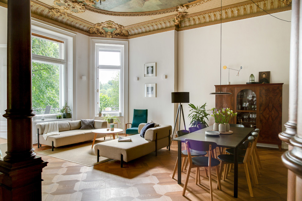Großes, Offenes Modernes Wohnzimmer mit weißer Wandfarbe, braunem Holzboden und braunem Boden in Düsseldorf