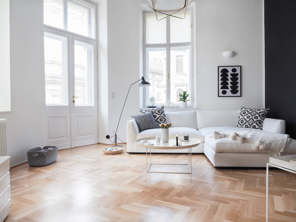 Mittelgroßes, Offenes Skandinavisches Wohnzimmer ohne Kamin mit weißer Wandfarbe, hellem Holzboden und braunem Boden in Hannover