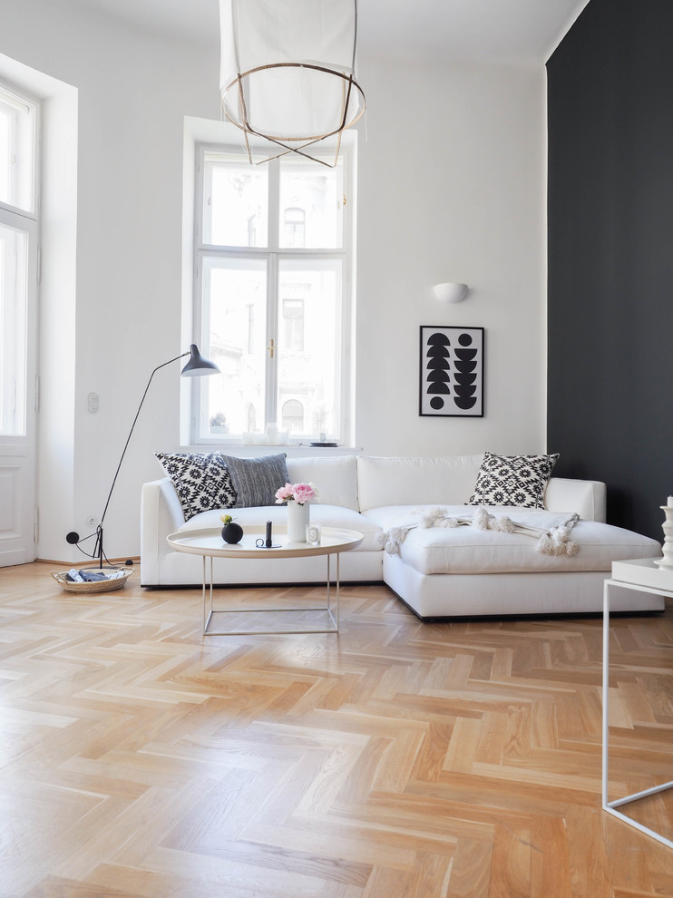 Источник вдохновения для домашнего уюта: открытая гостиная комната среднего размера в скандинавском стиле с белыми стенами и светлым паркетным полом