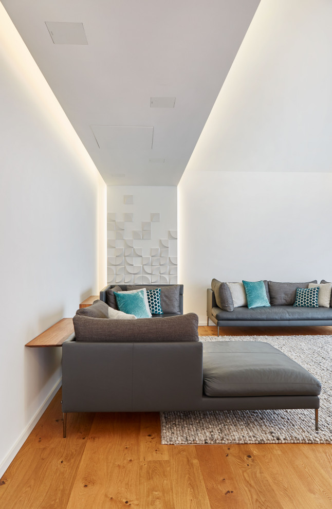 Idee per un soggiorno contemporaneo aperto con pareti bianche e pavimento in legno verniciato