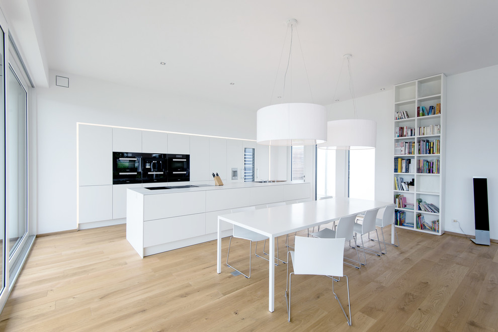 Ispirazione per un grande soggiorno moderno con pareti bianche e parquet chiaro