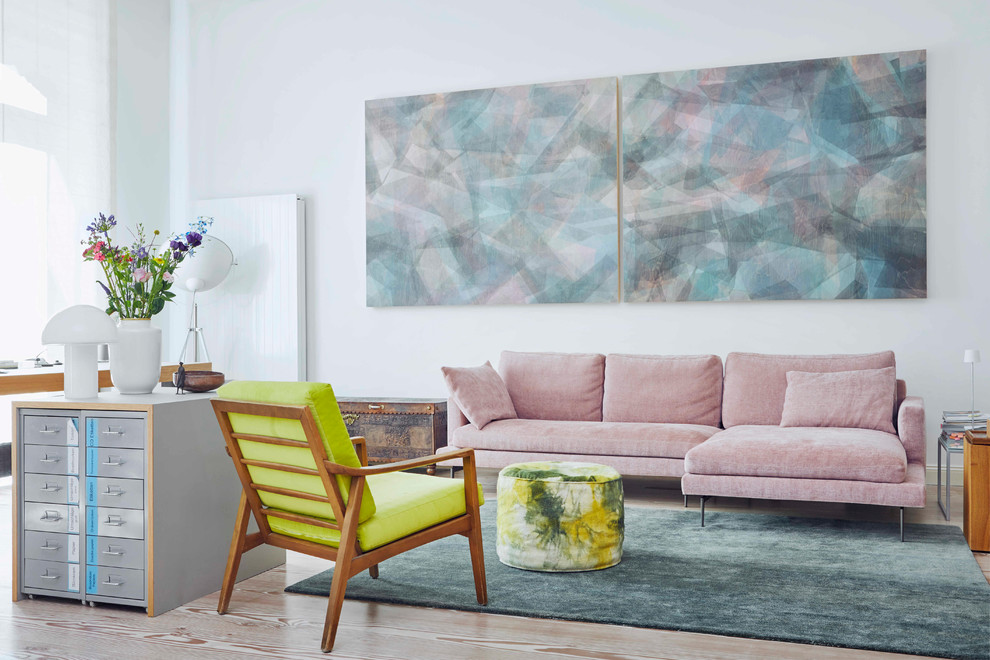 Fernseherloses, Mittelgroßes Modernes Wohnzimmer ohne Kamin mit weißer Wandfarbe, hellem Holzboden und braunem Boden in Düsseldorf