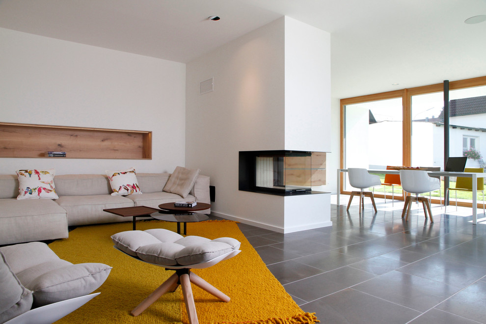 Inspiration pour un grand salon design ouvert avec un mur blanc, un manteau de cheminée en plâtre, un sol en marbre et un poêle à bois.