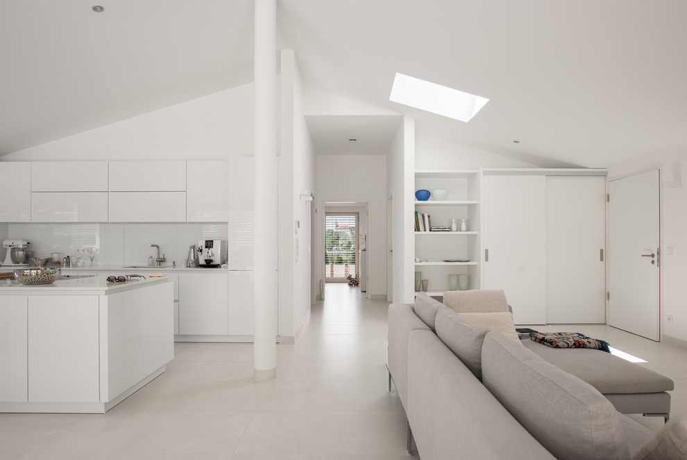 Großes Modernes Wohnzimmer ohne Kamin, im Loft-Stil mit weißer Wandfarbe und weißem Boden in Stuttgart
