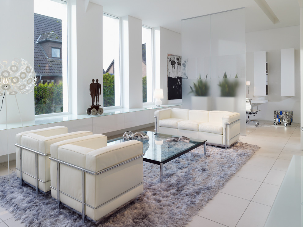 Immagine di un soggiorno minimal aperto e di medie dimensioni con sala formale, pareti bianche e nessun camino