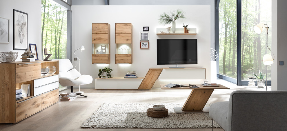 Idéer för mellanstora funkis allrum med öppen planlösning, med vita väggar, laminatgolv, en fristående TV och brunt golv