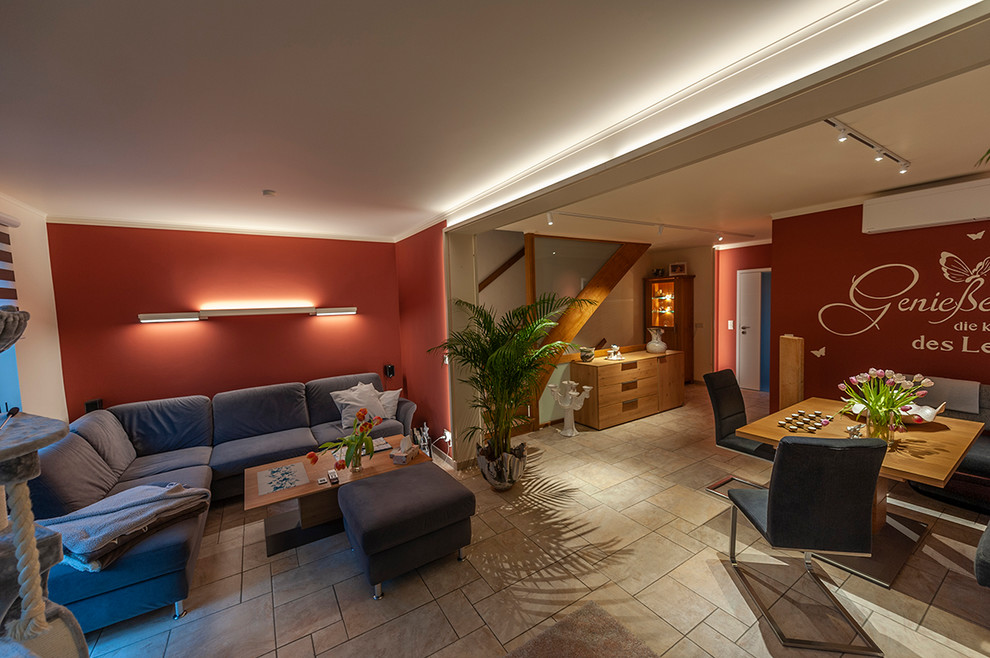 Стильный дизайн: гостиная комната среднего размера в стиле модернизм с красными стенами, полом из керамогранита и бежевым полом - последний тренд