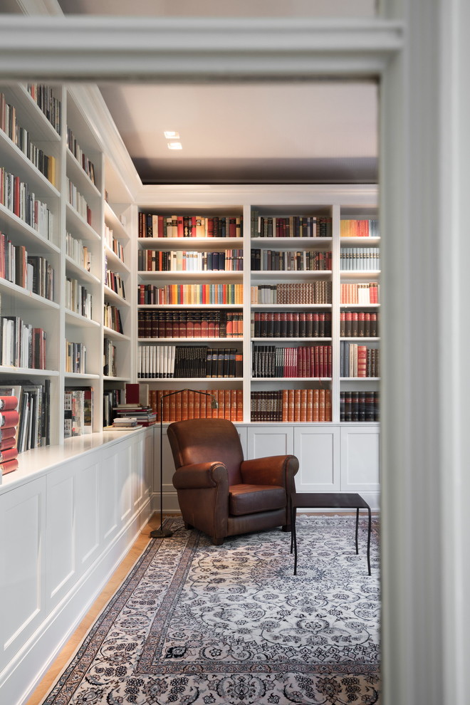 Свежая идея для дизайна: изолированная гостиная комната среднего размера в классическом стиле с с книжными шкафами и полками, светлым паркетным полом и коричневым полом без телевизора - отличное фото интерьера